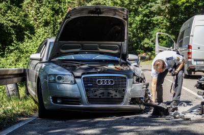 Stuttgart Sued: Mercedesfahrer verursacht durch riskantes Ueberholmanoever schweren Unfall